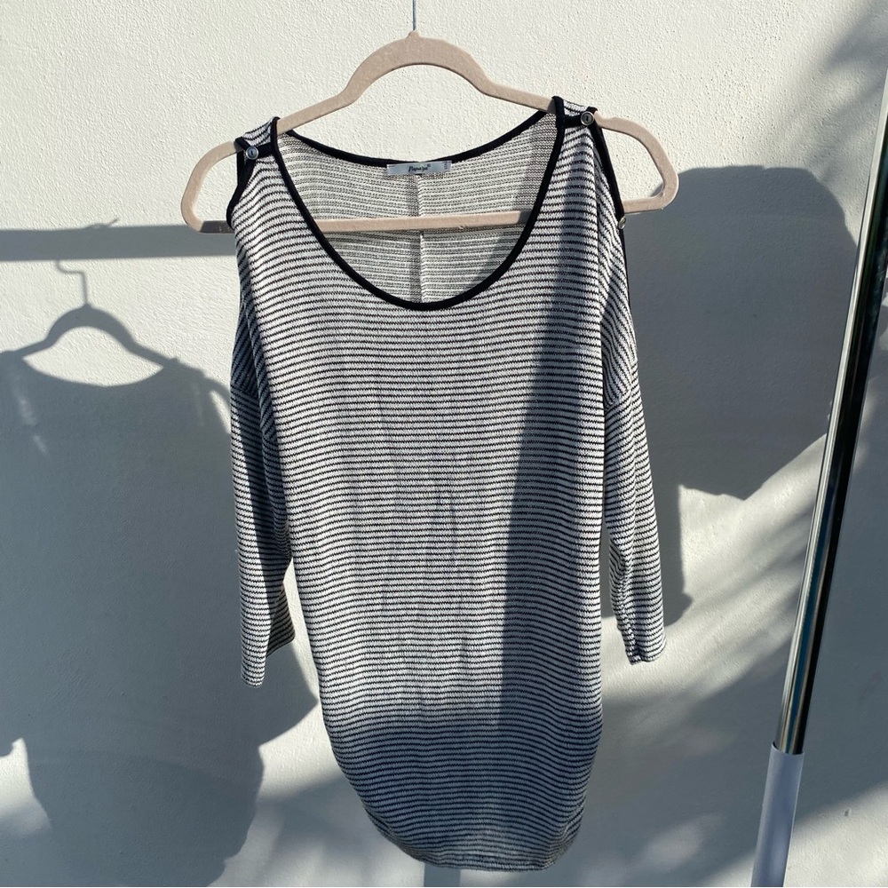 Y2K Papaya Grey & White Striped Cold Shoulder Knit Top Size Medium